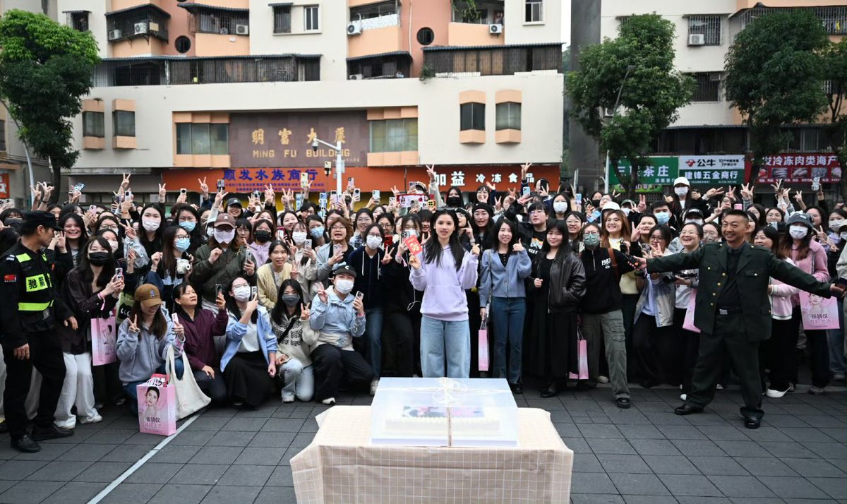 Jingyi and Enjoys 💓

Fans have come to support Jingyi during the booting ceremony of her new drama ✨️
#ZhangJingyi #OnMyWay