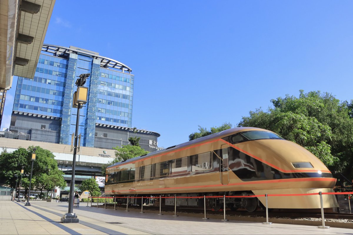 yokotaka_3659's tweet image. 日本からの長旅を終え、ついに台湾に到着した東武100系スペーシア。ようこそ！
台北駅搬入後、東武鉄道さんによる幕回しがありました。反対側の幕はご自身で是非見に来てください！

2025/12/2
東武鉄道 台灣鐵路 友好協定締結10周年記念
東武100系スペーシア 101-1 台北駅 展示開始