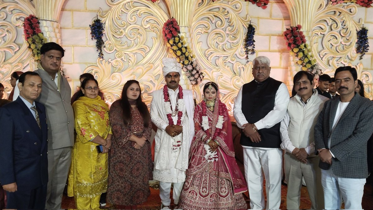 🌸 स्नेह, आशीर्वाद और मंगलकामनाओं सहित 🌸

आदरणीय श्री श्याम बाबू शर्मा जी के सुपुत्र के पावन विवाह समारोह में सम्मिलित होकर मन आनंदित हुई।
नवविवाहित सुन्दर दंपत्ति को जीवन के इस नए सफर के लिए ढेरों आशीर्वाद।
ईश्वर उनके दांपत्य जीवन को प्रेम, सम्मान, समझ, समर्पण और अनंत खुशियों