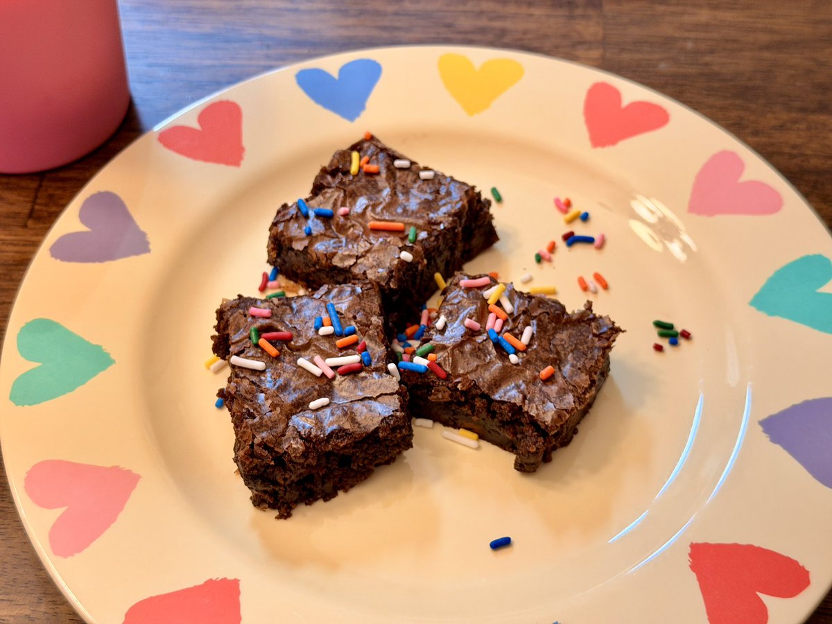 astuarykings's tweet photo. who wants a tyler day treat. @tylerrjoseph ily ily ily I’ve been baking on your birthday for over 10 years and I’m never stopping I love you so much. 💛 https://t.co/ywvvVf2Pby