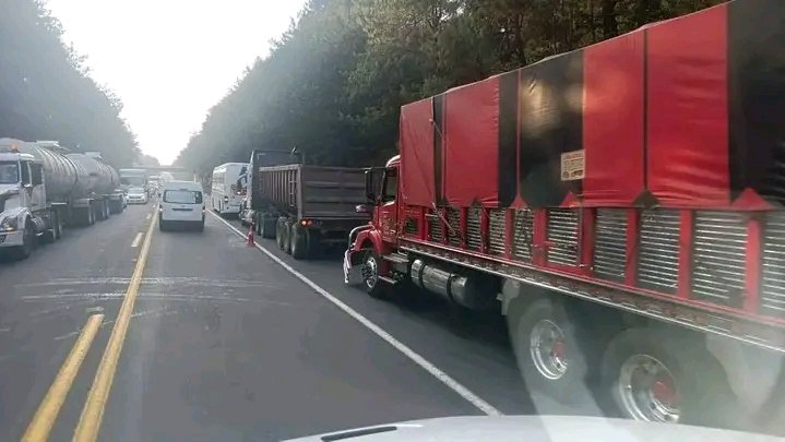 PoderNoticiaPue's tweet image. #Acaxochitlán #Hidalgo 🚧
🚨Se registró un percance automovilístico en el kilómetro 117 de la autopista México - Tuxpan, tramo Tejocotal - San Alejo; a la altura de la comunidad de Santiago Tepepa en Acaxochitlán, Hidalgo.
@GN_Carreteras

#PoderNoticiaPue 🗣️📰💯