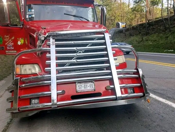PoderNoticiaPue's tweet image. #Acaxochitlán #Hidalgo 🚧
🚨Se registró un percance automovilístico en el kilómetro 117 de la autopista México - Tuxpan, tramo Tejocotal - San Alejo; a la altura de la comunidad de Santiago Tepepa en Acaxochitlán, Hidalgo.
@GN_Carreteras

#PoderNoticiaPue 🗣️📰💯