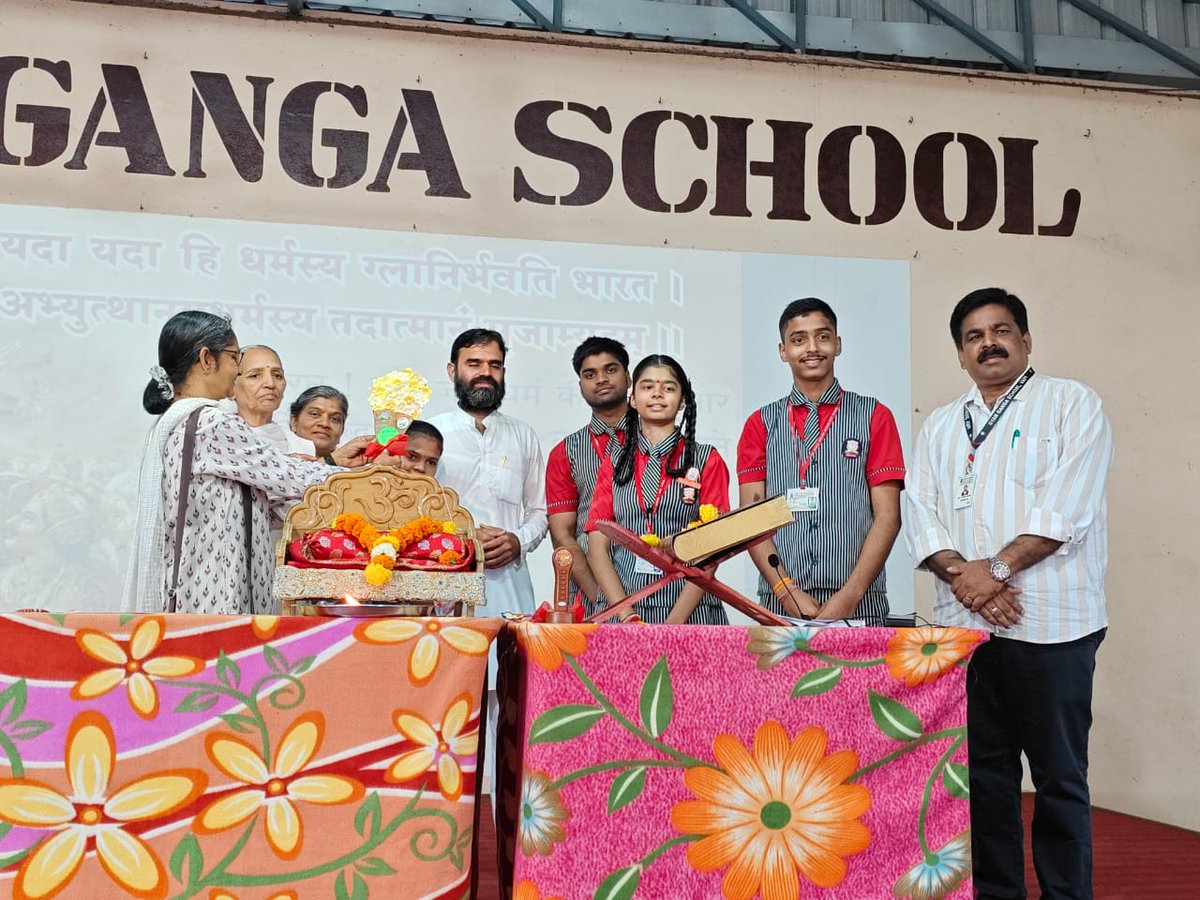 VapiAshram's tweet image. #श्रीमद्भगवद्गीता जयंती‌ कार्यक्रम #वापी आश्रम 2025
************************
परमपूज्य श्री सदगुरुभगवान की‌ करुणा कृपा व शुभाशीष से सेवाकार्य‌ Gyan Ganga School #Vapi मे
संपन्न हुआ जिसमें दसवी और बारहवी के विद्यार्थियों ने लाभ लिया सबकी सेवा व सहयोग को साधुवाद🙏🕉️