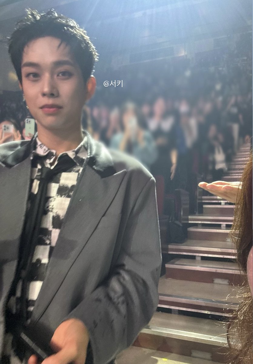 난 이제 아이폰 셀카는 기계 탓 못해 ^,^ 
다 내 얼굴 탓이야 응응 맞아 맞아 

그냥 …. 상엽인 초미남이야 🤍