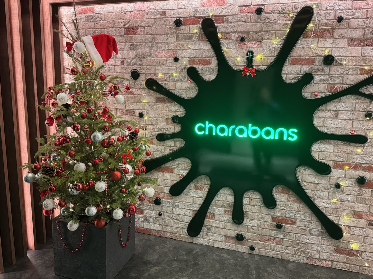 cbs_tw's tweet photo. 今年も「本物モミの木」クリスマスツリーがついに登場～。フレッシュな香りが忙しいクリエイターたちの心も、優しく癒やしてくれている。。。はず！
近くまでお越しの際は、ぜひ深呼吸してこの香りを楽しんでいってくださいね！
#クリスマス #生木ツリー  #charabans #キャラバンズ https://t.co/8y8yjO49js
