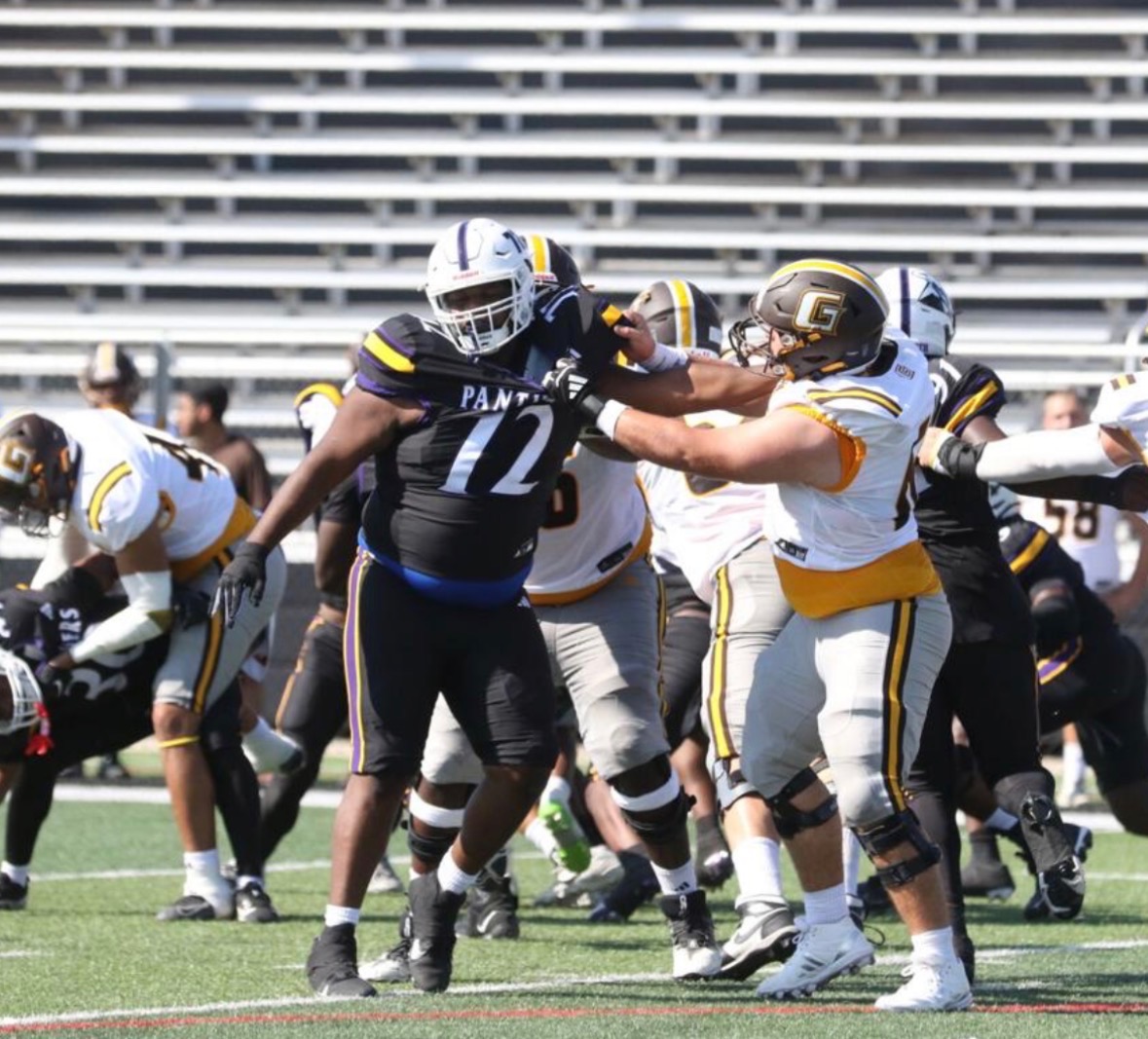 iamraesta's tweet image. Christian Davis (EDGE) and Josh Davis (NT) — two brothers dominating the Ellsworth CC D-Line with real production on the same side of the ball. 💪
Coaches — both are gaining D1 interest right now. P5 and FCS programs are checking in. 📈 DMs are open. @Christi64941059 @JOSHD_55