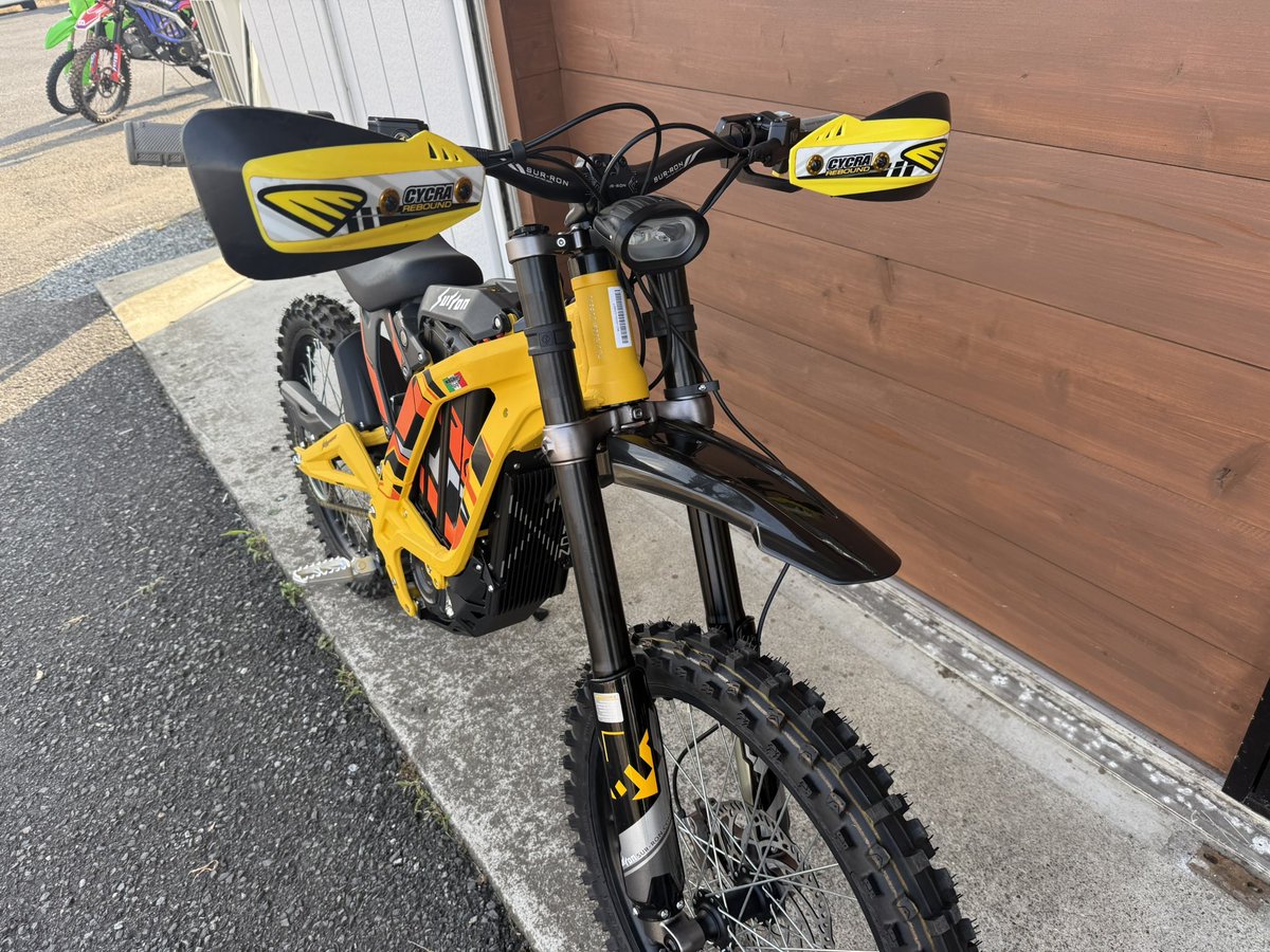 nagmotors's tweet image. ナグモ10周年記念中古車セール！
SURRON LightBeeX 旧モデル
未走行車両（新車ですが一度納車してるので中古車扱い）、前後タイヤ、ロングリヤフェンダー、ハンドガード付き
46万円税込のところ4万円引き
42万円ポッキリ
#surron
#lightbee
#電動バイク