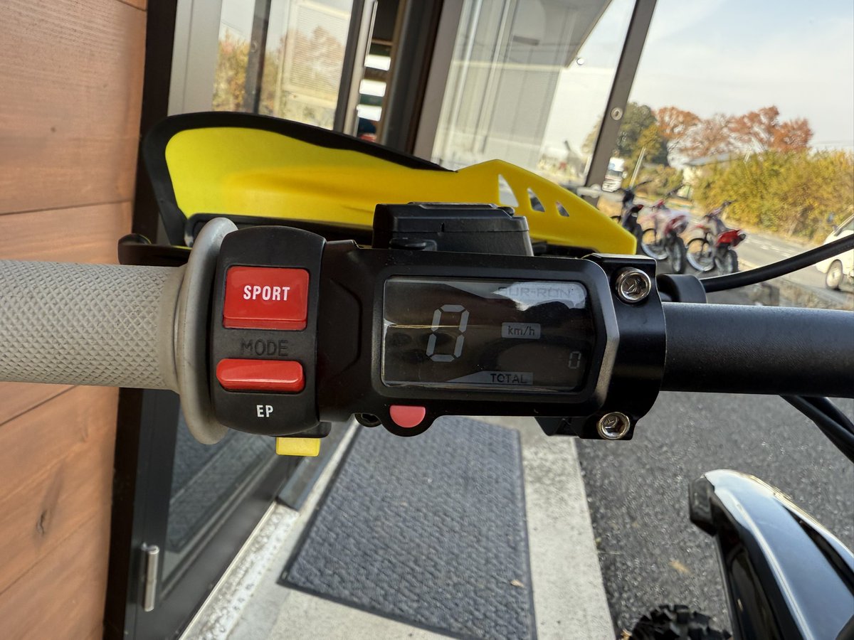 nagmotors's tweet image. ナグモ10周年記念中古車セール！
SURRON LightBeeX 旧モデル
未走行車両（新車ですが一度納車してるので中古車扱い）、前後タイヤ、ロングリヤフェンダー、ハンドガード付き
46万円税込のところ4万円引き
42万円ポッキリ
#surron
#lightbee
#電動バイク