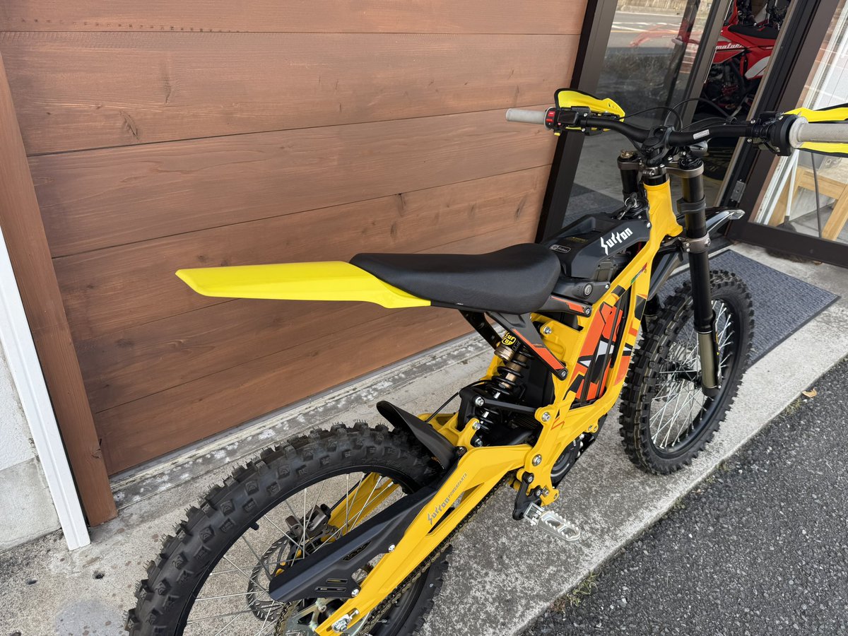 nagmotors's tweet image. ナグモ10周年記念中古車セール！
SURRON LightBeeX 旧モデル
未走行車両（新車ですが一度納車してるので中古車扱い）、前後タイヤ、ロングリヤフェンダー、ハンドガード付き
46万円税込のところ4万円引き
42万円ポッキリ
#surron
#lightbee
#電動バイク