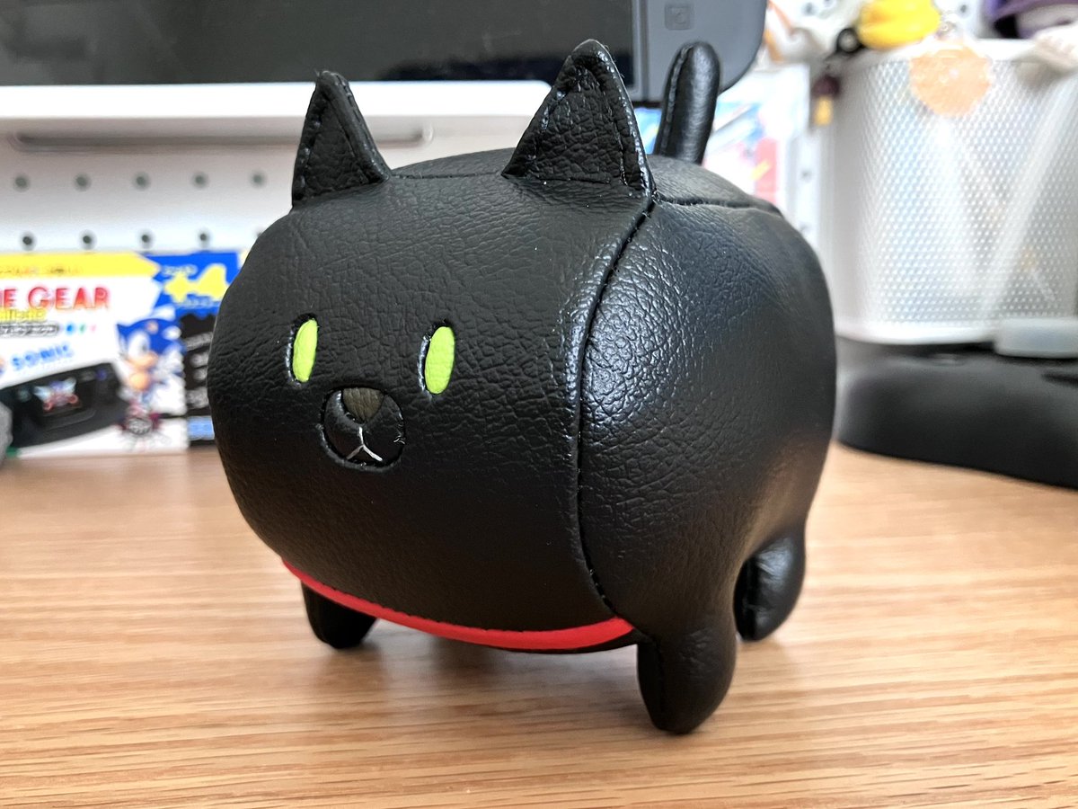 shiochin's tweet image. AYATAROさん(@AYATARO_robot )の黒猫ちゃんゲット🐈‍⬛三毛猫ちゃんのときに黒猫と並べて飾りたいなーと呟いたら即実現してくださいました。神すぎて感謝しかありません本当に！かわいすぎます本当に！三毛猫ちゃんと並べてみましたかわいい💕ウチの黒猫ぽい目の色にしてもらって大満足。素敵な作品に感謝