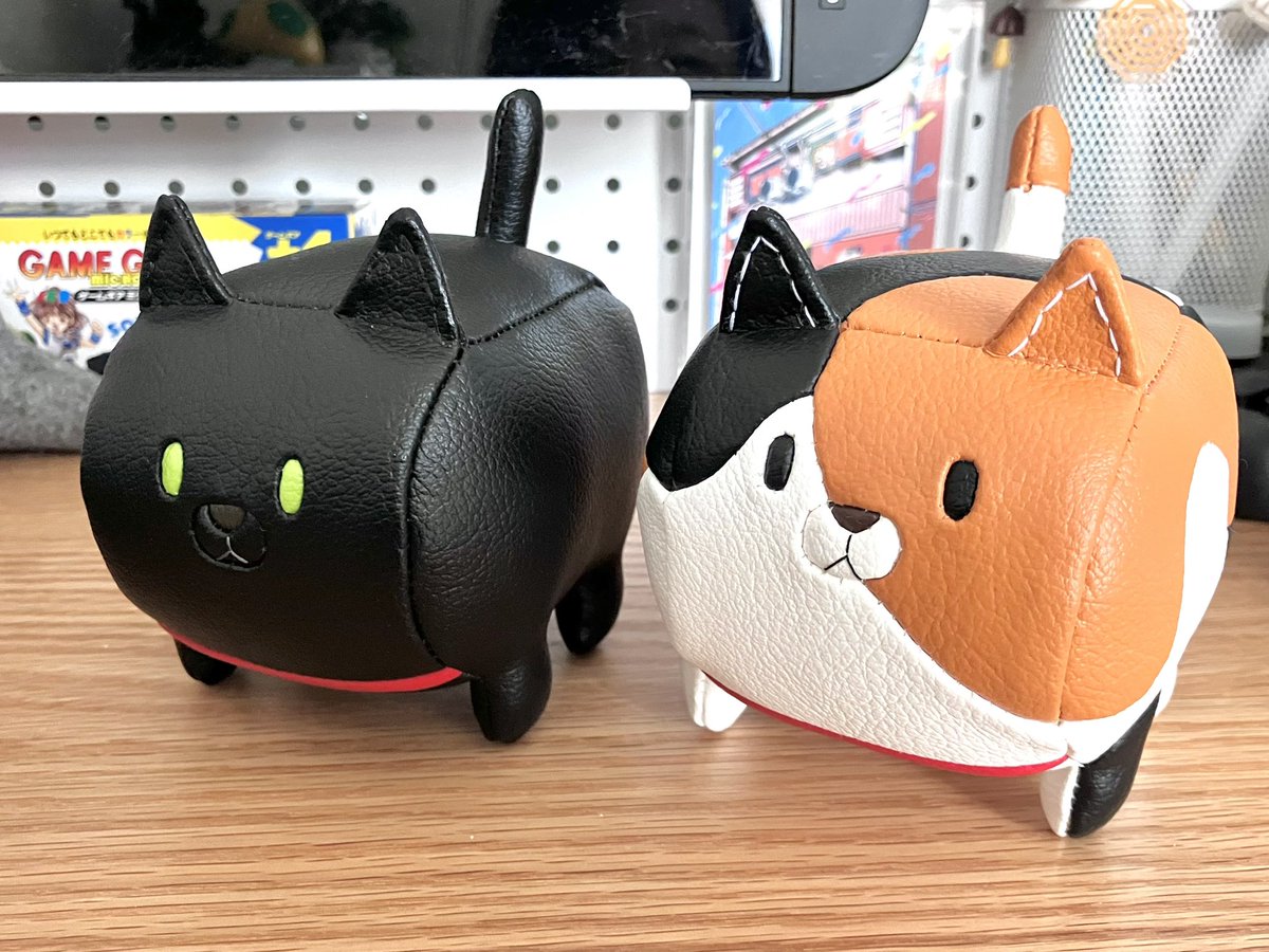 shiochin's tweet image. AYATAROさん(@AYATARO_robot )の黒猫ちゃんゲット🐈‍⬛三毛猫ちゃんのときに黒猫と並べて飾りたいなーと呟いたら即実現してくださいました。神すぎて感謝しかありません本当に！かわいすぎます本当に！三毛猫ちゃんと並べてみましたかわいい💕ウチの黒猫ぽい目の色にしてもらって大満足。素敵な作品に感謝