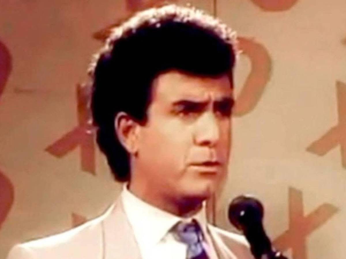 Mario_H28's tweet photo. Aún recuerdo cuando en casa no teníamos cable y, al llegar los domingos, tocaba verte en 5 Deportivo, en X0 Da Dinero y luego escucharte narrar los partidos de la Liga Nacional en la tarde. Pero lo que no se me olvida es que, cada vez que tenías la oportunidad, eras la voz del pueblo. Criticabas al gobierno, fuera del partido que fuera —liberal o nacionalista—, y les restregabas en la cara lo que estaban haciendo mal.

Desde los años 90 muchos te pedían que te metieras a la política, pero no querías ensuciarte las manos. Y aunque muchos te tildan de payaso, de ridículo, de bipolar, de altanero y hasta de amanerado, jamás te han señalado por ladrón ni por corrupto, y por eso el pueblo te quiere ver gobernando esta nación que por tantos años ha sido dirigida por los mismos colores azul y rojo, que tanto dolor, pobreza y muerte le han dado a este pueblo.

Hoy los que tanto te temían ya andan buscando dónde esconderse, porque el tipo de manos limpias está cerca de llegar a la presidencia. Honduras se cansó de lo mismo y, si llegas a gobernar, no nos defraudes. Queremos un mejor país para nuestros hijos y nietos. 🇭🇳🙏🏻 @IroshkaElvir @SalvaPresidente