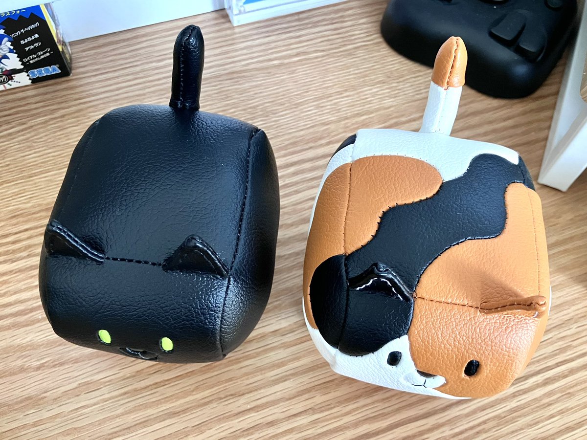 shiochin's tweet image. 三毛猫ちゃんは背中の柄も素敵なんですよ…！！！しかも全て手縫い！マストバイ👍