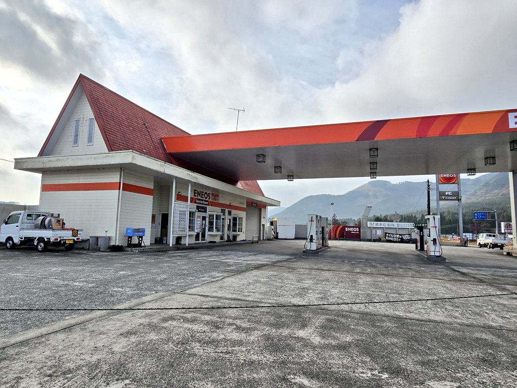 maruno_sekiyu's tweet image. 当店から車で5分の場所にあったガソリンスタンドが閉店しました。

ライバルと言えばライバル。でも、同じ地域で「暮らしの足」を支えてきた仲間でもあります。
正直他人事とは思えません。
ガソリンスタンドはただ「燃料を売る店」じゃなくて、小さなまちのインフラを、民間が支えている仕事です。…