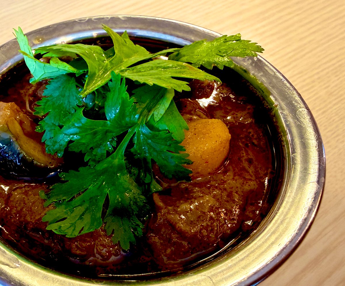 curry_siesta's tweet image. 新作のビーフマッサマンは、サツマイモの自然の甘さとココナッツミルクのコク一つになった濃厚なカレーです。
寒い日はマッサマンを召し上がって体をあたためてくださいね。