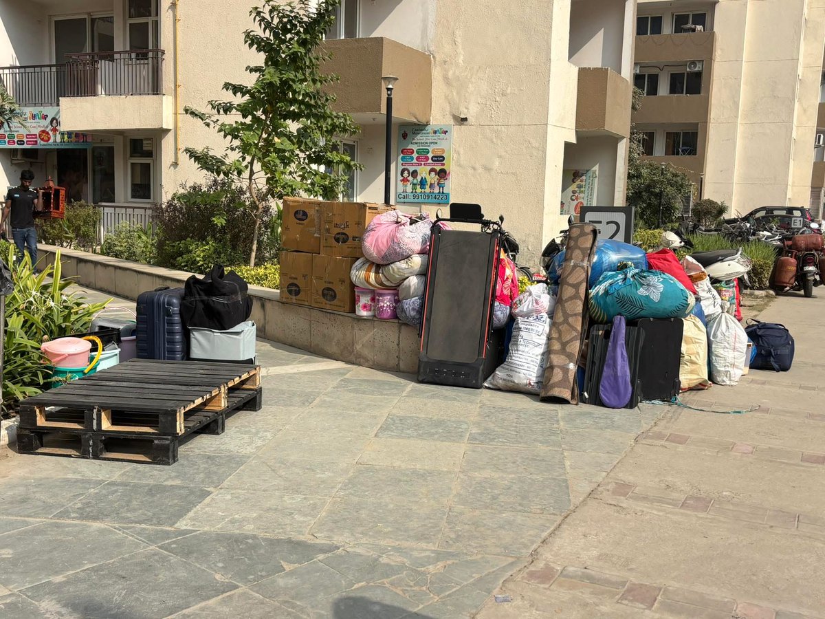 ZIDDILADKA888's tweet image. नौकरी और किराए का घर! 

मेरी सोसाइटी में आज एक सज्जन फ्लैट खाली कर जा रहे थे। बताए दस हज़ार रुपये में आया था, अब बाईस हज़ार किराया हो गया। दूसरी जगह जा रहा हूँ, कम किराए का मिल गया है लेकिन इस शिफ्टिंग में पचास हज़ार रुपये खर्च हो जाएँगे। 

उनकी आँखों में दर्द था। दो बेटियां और…