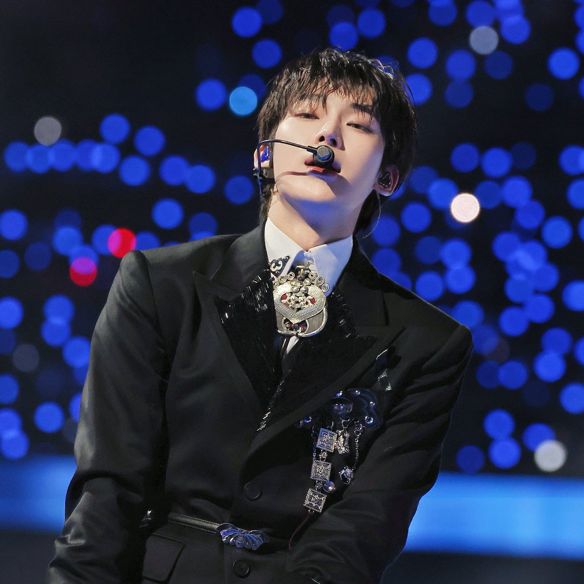 ชอบชุดขึ้นสเตจแนวสูทมาก มันหล่อแบบท่านดยุค ท่านชาย เมื่อสวมใส่โดยบุรุษที่มีรูปหล่ออย่างพี่ซอนอูมันก็ยิ่งหล่อเข้าไปใหญ่