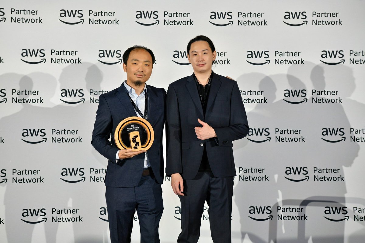 goocarlos's tweet image. 📍 Las Vegas, AWS re:Invent
​I am truly honored to receive the Social Impact Partner of the Year award on behalf of Dify tonight. 🏆
​For an open-source platform, &quot;Social Impact&quot; is the highest form of recognition. It validates our core mission: to democratize LLM application…