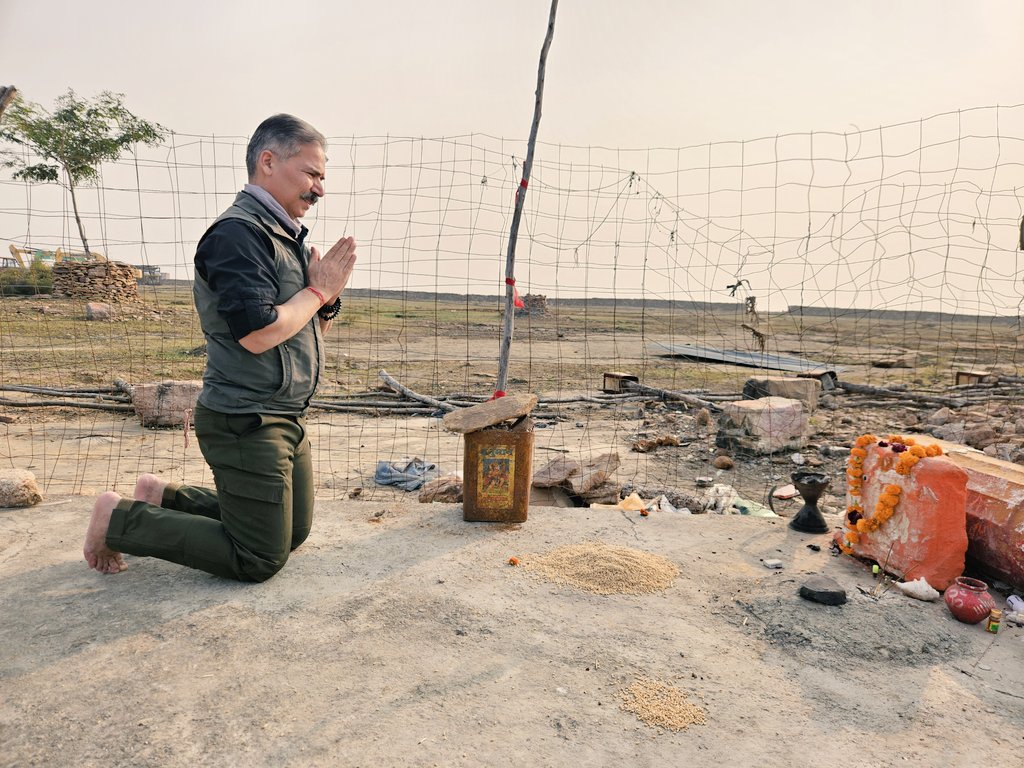 Bhupesh's tweet image. लोकतंत्र की सौगात!

बून्दी–कोटा एयरपोर्ट का निर्माण आरम्भ,
लेकिन हमारे पूर्वज राव सूरजमल जी हाड़ा का विग्रह अब भी ठंडी हवाओं में खुले आसमान तले उपेक्षित।

शासन–प्रशासन की यह संवेदनहीनता—जो श्रद्धा के प्रति भी आँखें मूँदे बैठा है—अत्यंत निंदनीय।

मंदिर के शीघ्र पुनर्निर्माण में हो…