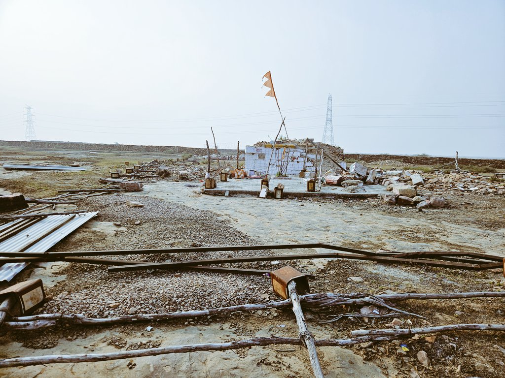 Bhupesh's tweet image. लोकतंत्र की सौगात!

बून्दी–कोटा एयरपोर्ट का निर्माण आरम्भ,
लेकिन हमारे पूर्वज राव सूरजमल जी हाड़ा का विग्रह अब भी ठंडी हवाओं में खुले आसमान तले उपेक्षित।

शासन–प्रशासन की यह संवेदनहीनता—जो श्रद्धा के प्रति भी आँखें मूँदे बैठा है—अत्यंत निंदनीय।

मंदिर के शीघ्र पुनर्निर्माण में हो…