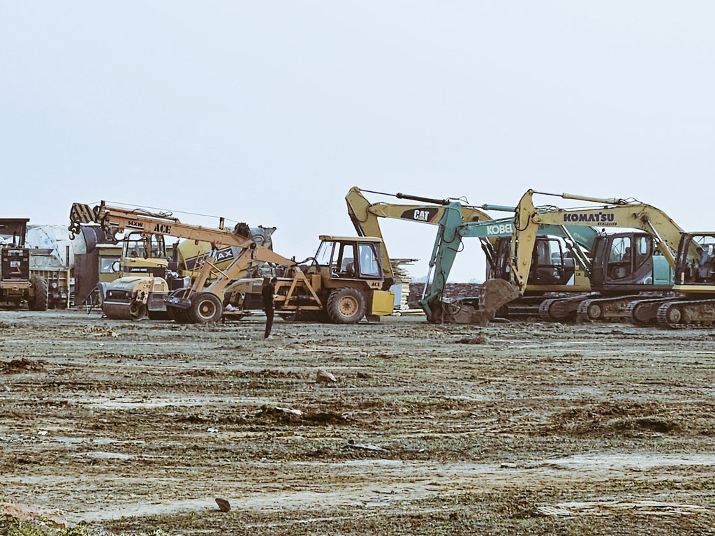 Bhupesh's tweet image. लोकतंत्र की सौगात!

बून्दी–कोटा एयरपोर्ट का निर्माण आरम्भ,
लेकिन हमारे पूर्वज राव सूरजमल जी हाड़ा का विग्रह अब भी ठंडी हवाओं में खुले आसमान तले उपेक्षित।

शासन–प्रशासन की यह संवेदनहीनता—जो श्रद्धा के प्रति भी आँखें मूँदे बैठा है—अत्यंत निंदनीय।

मंदिर के शीघ्र पुनर्निर्माण में हो…