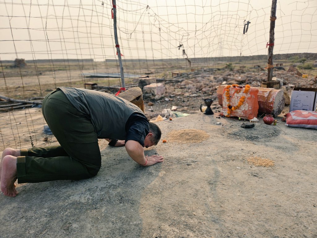 Bhupesh's tweet image. लोकतंत्र की सौगात!

बून्दी–कोटा एयरपोर्ट का निर्माण आरम्भ,
लेकिन हमारे पूर्वज राव सूरजमल जी हाड़ा का विग्रह अब भी ठंडी हवाओं में खुले आसमान तले उपेक्षित।

शासन–प्रशासन की यह संवेदनहीनता—जो श्रद्धा के प्रति भी आँखें मूँदे बैठा है—अत्यंत निंदनीय।

मंदिर के शीघ्र पुनर्निर्माण में हो…