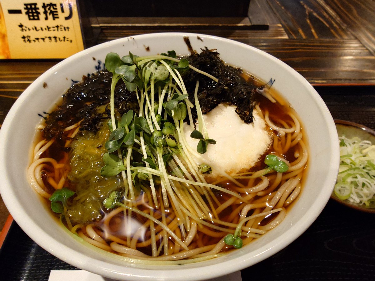 今日のランチは山かけそばでした。 めかぶも入ってネバネバ。