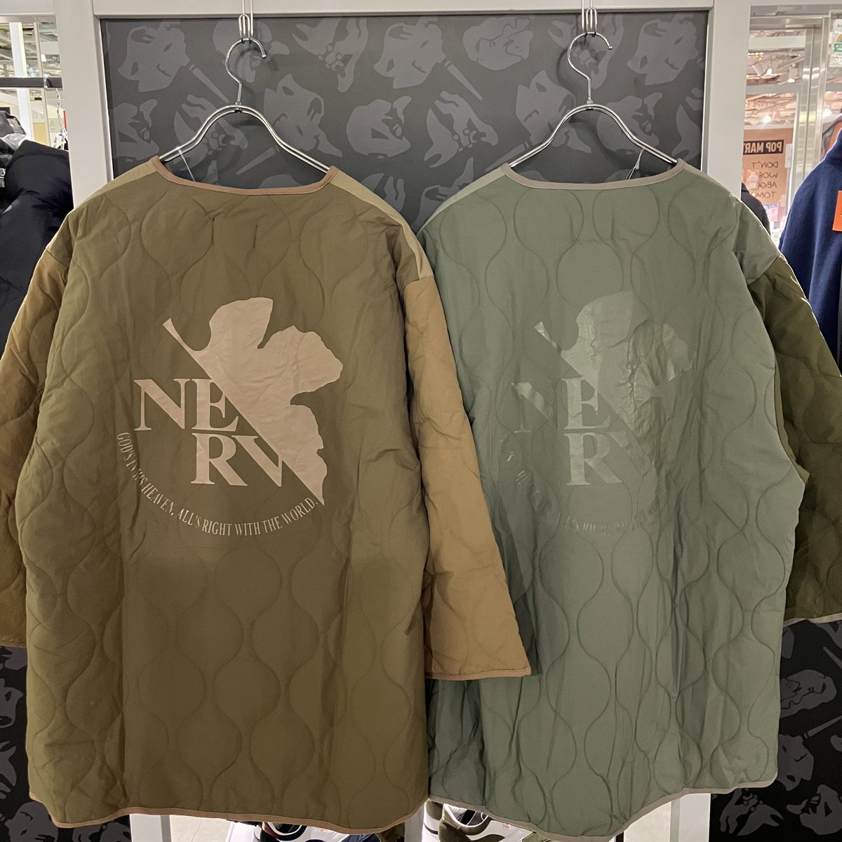 【PICK UP】

NERV M-65 LINNER DAN-TEN

日本伝統の生活着であるはんてんをモデルにつくられたアイテム！

ゆったりとした着心地と、すっきりとした襟元で重ね着もしやすい一枚。

カラーは三色。
是非お試しください！

(178cm onesize)

#EVANGELION
#RADIOEVA