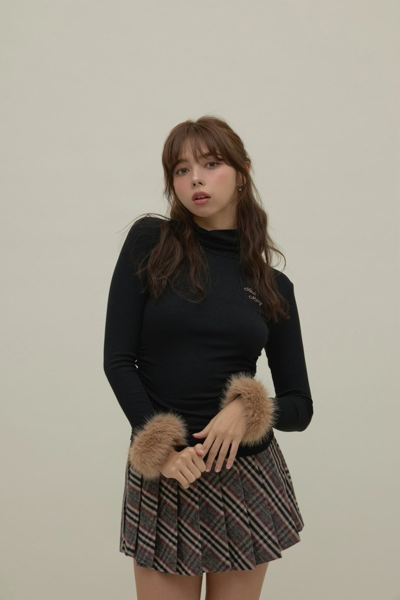 Nicole fur tops color white/black ¥11000-tax in さらりとした肌触り