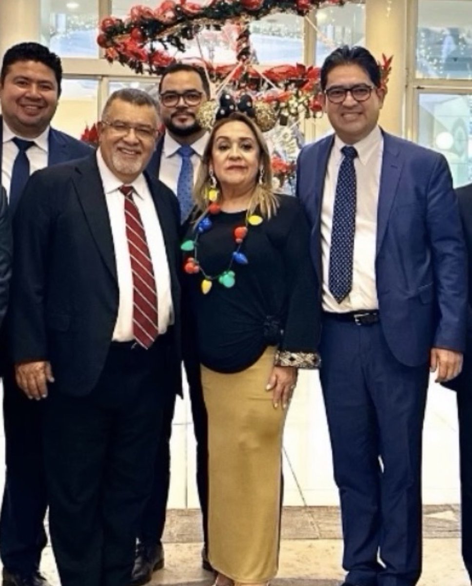 Hoy en el convivio de Karmel en Quetzaltenango, hicieron que cada trabajador del MP pagara Q250. Y la sorpresa: llegó Gálvez, ahora metido con Avanza, el grupo de Consuelo Porras, Dimas Jiménez y Melvin Portillo. En la foto hasta aparece la fiscal regional de Quetzaltenango.