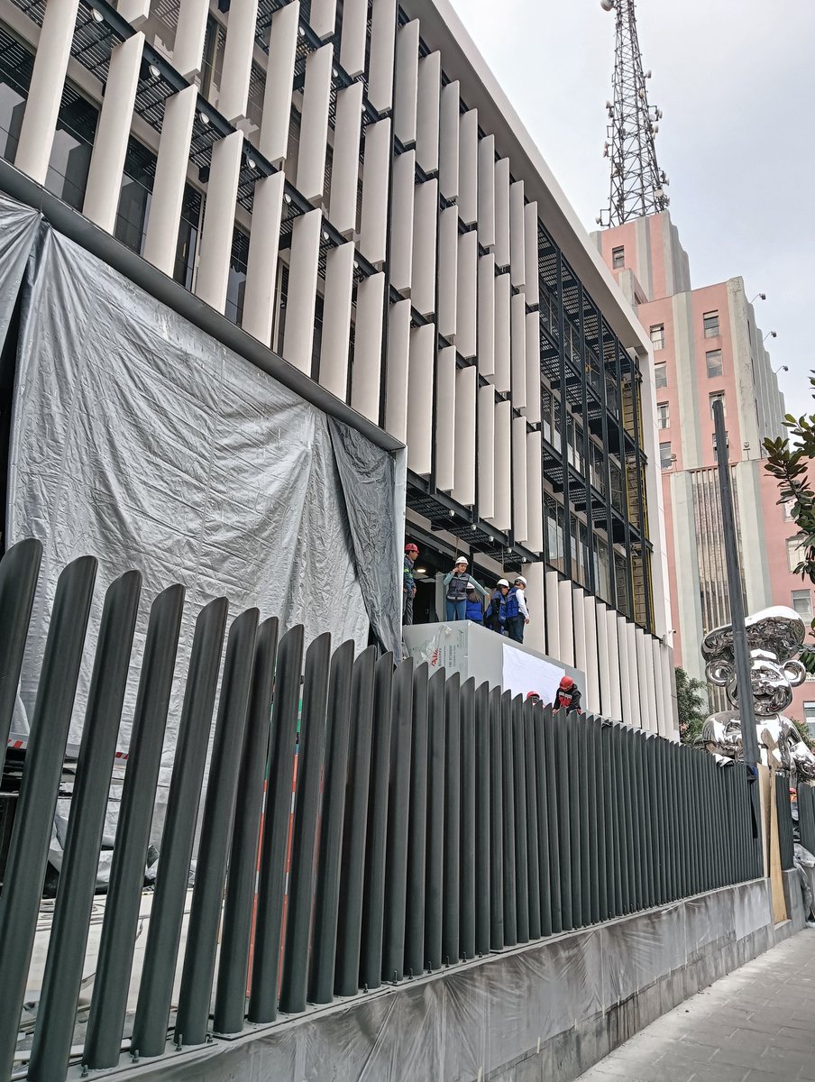 Isabel la Católica 51, en este edificio estuvo la sede de la nacional financiera, fue dañado durante el terremoto del 85, y tuvo que ser reforzado y se le quitaron pisos. Ahora el edificio está en remodelación y albergará al museo interactivo de Bimbo, y será inaugurado este mes.