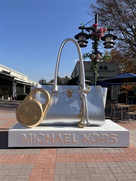 12/15（月）まで、マイケル・コース御殿場プレミアム・アウトレット店ご来店で「ハミルトン・モダン」モチーフの“限定クッキー”プレゼント💛12/9（火）までは大型バッグのオブジェがストア近くに登場！ホリデー気分が高まるフォトスポットで記念の一枚を📷
※クッキーはなくなり次第終了。