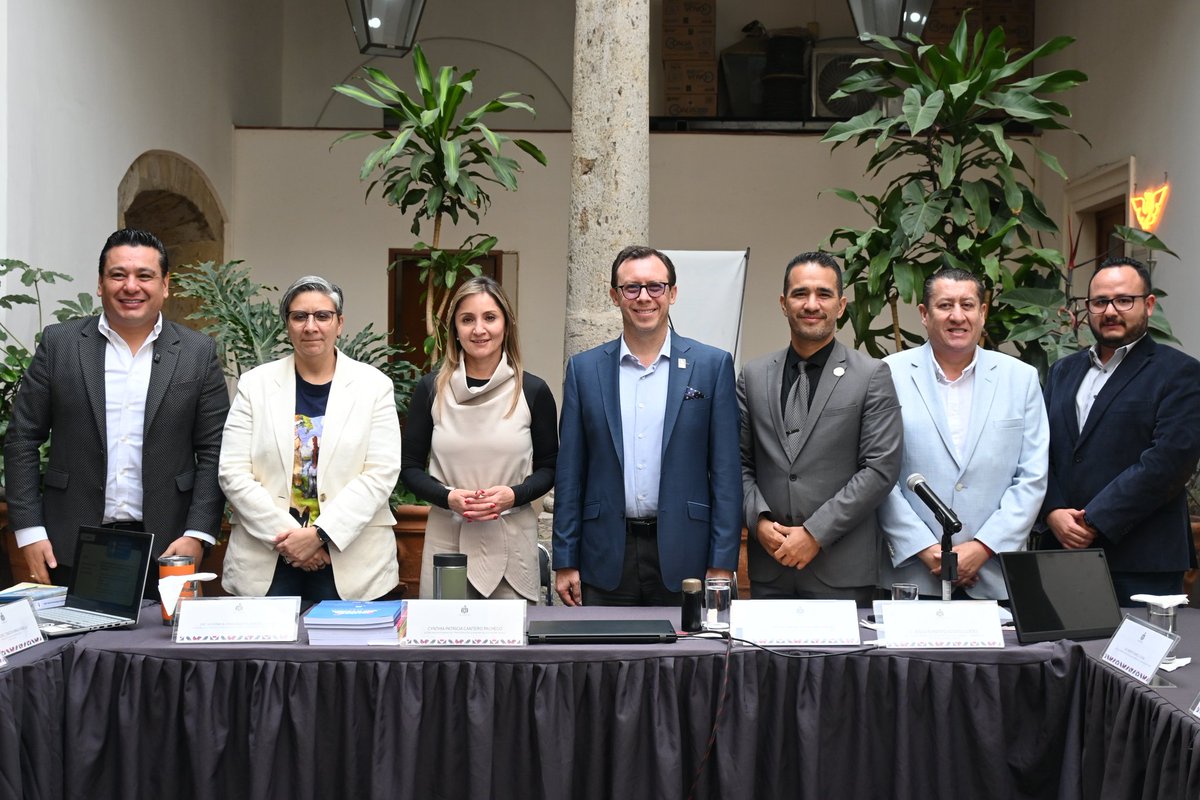 CynthiaCanteroP's tweet photo. Presentamos, en el marco de la Glosa del Primer Informe de Gobierno, los avances y resultados desde la Secretaría de Planeación y Participación Ciudadana @participajal ante la Comisión de Participación Ciudadana, Transparencia y Ética en el Servicio Público del @LegislativoJal.

Durante este primer año fortalecimos la planeación participativa como una política pública central para Jalisco: más diálogo, más corresponsabilidad y más espacios para que la ciudadanía incida en las decisiones que construyen el futuro de nuestro estado.

Siguiendo la visión del Gobernador @PabloLemusN de construir un gobierno cercano y orientado a resultados, incluimos a todas las voces y a todos los sectores en la construcción del Plan Estatal de Desarrollo y Gobernanza con más de 675 mil participaciones; desde el @GobiernoJalisco vamos a seguir trabajando con una visión estratégica para que 2026 sea un año de proyectos que consoliden gobiernos más abiertos, eficientes y cercanos a las personas.