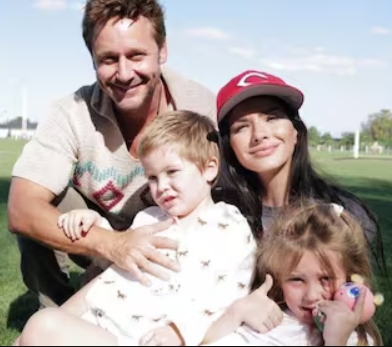 Benjamín Vicuña le manda su perfume a la wasca, la misma que en un audio muy claro dijo lo siguiente:les dice a sus hijas: “Dejalo, que tu papá tiene otras prioridades. Andá a cuidarle y limpiarle el culo a Amancio”. Lo repite: “Andá a limpiarle el orto a Amancio”.