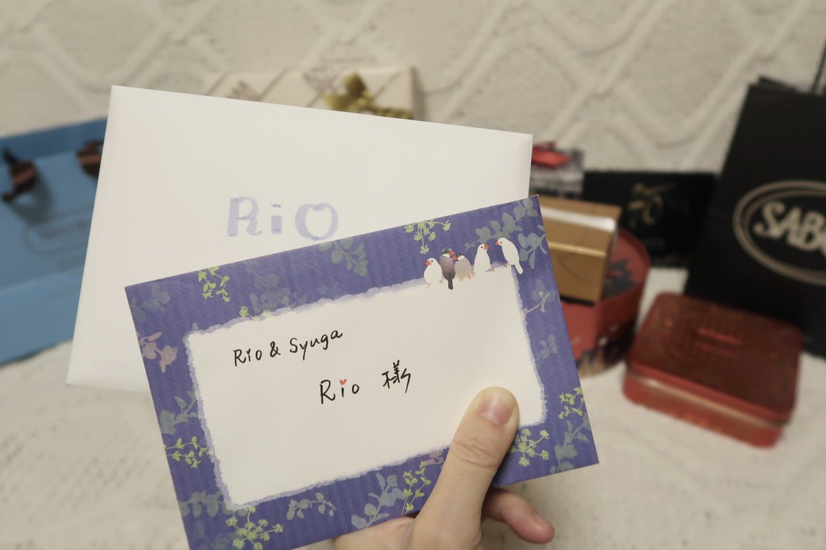 RioFujioka's tweet photo. 頂いたお手紙を読んだりお花を眺めたりしながら、今も余韻に浸っています💭

足を運んでくださる事、会いに来てくださる事、それだけで十分すぎるほど幸せです☺️
それでも忙しい中で私達を思い浮かべながら準備してくださったその想いは大切に受け取らせていただきます✉️💐🎁
ありがとうございます！ https://t.co/H0LNShyL9N
