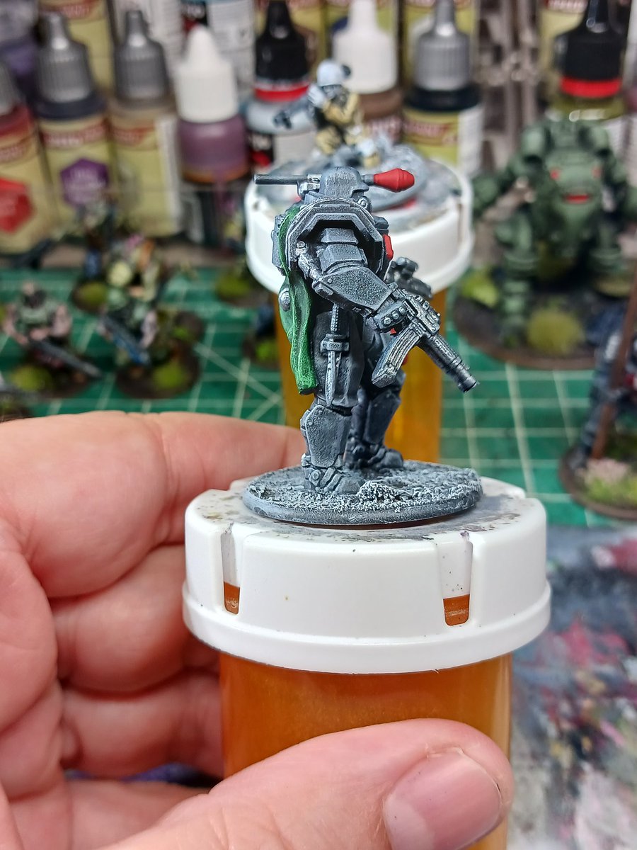 TheHappyHereti1's tweet photo. Doing some work tonight on Hans, the Stahltruppen Officer who has decided to be the whole problem.

#paintingwarhammer #miniaturesgaming #miniaturepainting #wargaming https://t.co/IcxQqBlLJu