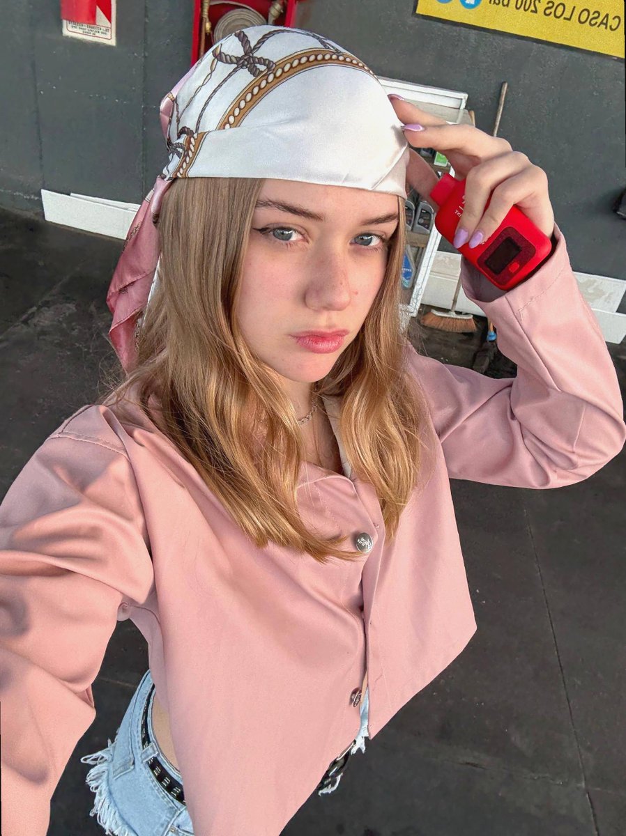 Scripti_0l6's tweet image. wore heels to feel taller than my anxiety for 2 minutes