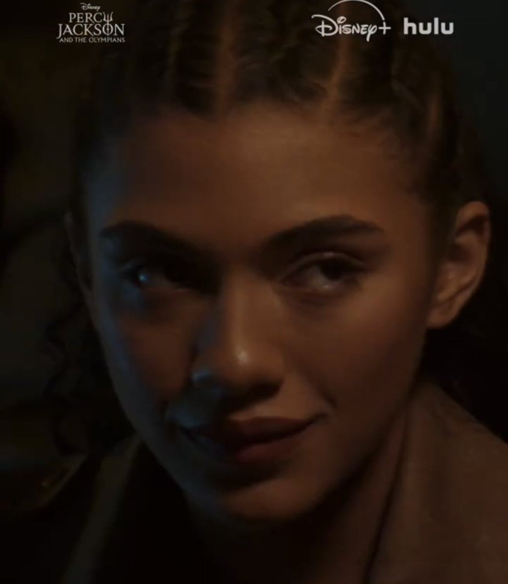 heroipercy's tweet image. A CLARISSE SORRINDO PRO PERCY?????????

meu deus será que é dps da cena que o ares da um esporro nela e eles mudaram pros dois conversarem 😭😭😭