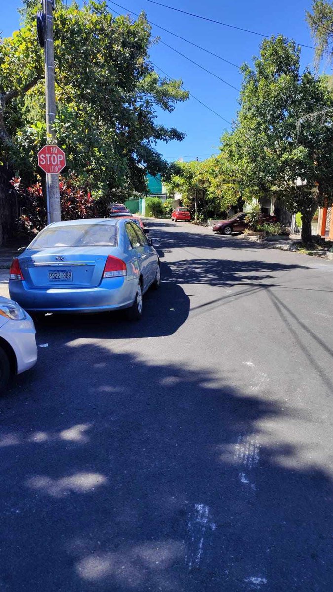 SivarNewsSV's tweet image. 🔴 VECINOS QUE SE CREEN DUEÑOS DE LA CALLE EN UNA COLONIA DE SAN SALVADOR RAYAN CARRO DE VISITANTE 

📍 Un ciudadano denunció que, durante una visita a familiares en Calle Bernal Bis, colonia San Luis, San Salvador, dejó su vehículo estacionado por un momento a la orilla de la…