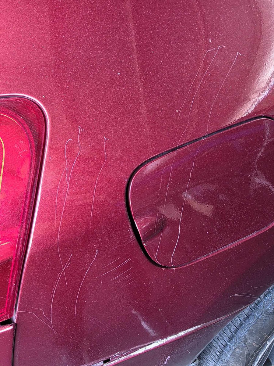 SivarNewsSV's tweet image. 🔴 VECINOS QUE SE CREEN DUEÑOS DE LA CALLE EN UNA COLONIA DE SAN SALVADOR RAYAN CARRO DE VISITANTE 

📍 Un ciudadano denunció que, durante una visita a familiares en Calle Bernal Bis, colonia San Luis, San Salvador, dejó su vehículo estacionado por un momento a la orilla de la…