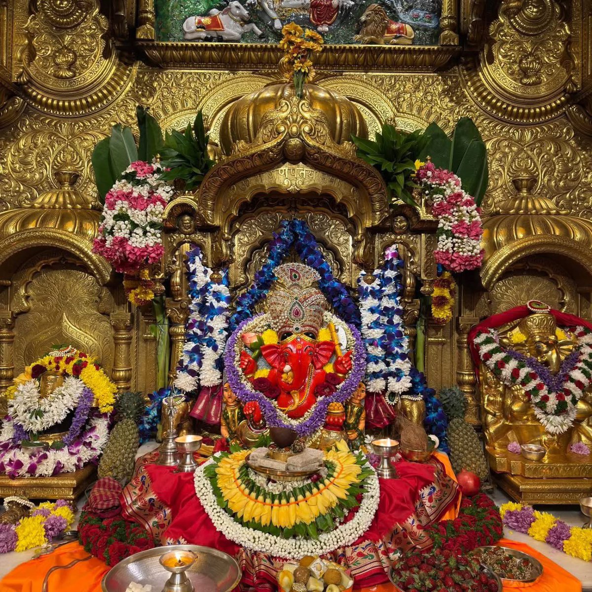 Goa9_TV's tweet photo. 🙏 गणपती  बाप्पा मोरया 🌺मंगलमूर्ती मोरया 🙏०२/१२/२०२५
🙏Ganapati Bappa Moraya 🌺 Mangalmurti Moraya  🙏02/12/2025
Image Shree Siddhivinayak Mandir Mumbai #siddhivinayak #mumbai #bappa #bappamorya #ganpatibappa #ganesha #vignaharta #omkarswaroopa #ganadish https://t.co/OjkjroZUDX