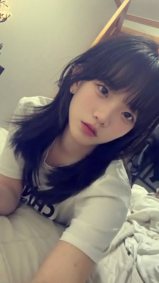 qitumibysi's tweet photo. 허리까지 내려오는 머리 스타일인데, 자기가 직접 허쉬컷을 하겠다고 난리를 쳐서 망쳤어요. #섹트  #맘눌뎀 https://t.co/bbo58Qd3AN