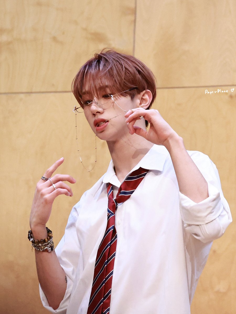 PaperPlane_HJ's tweet photo. HQ｜251116 BeatRoad Fansign

👓⛓️‍💥🫦

#해리준 #HARRY_JUNE #한해리준 #HANHARRYJUNE
#다크비 #DKB https://t.co/mQcuXjWMiv