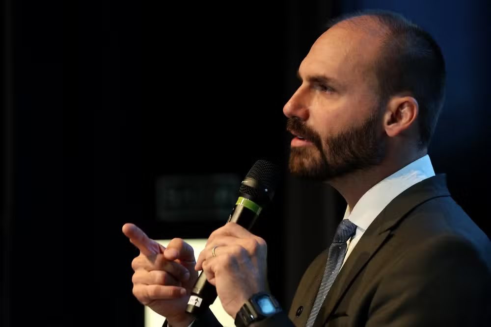 O Financial Times, um dos jornais mais influentes do mundo, não poupou Eduardo Bolsonaro. 

Na análise publicada, o jornal britânico praticamente expõe com todas as letras o vexame internacional do filho do ex-presidente, dizendo sem meias-palavras aquilo que muitos no Brasil já