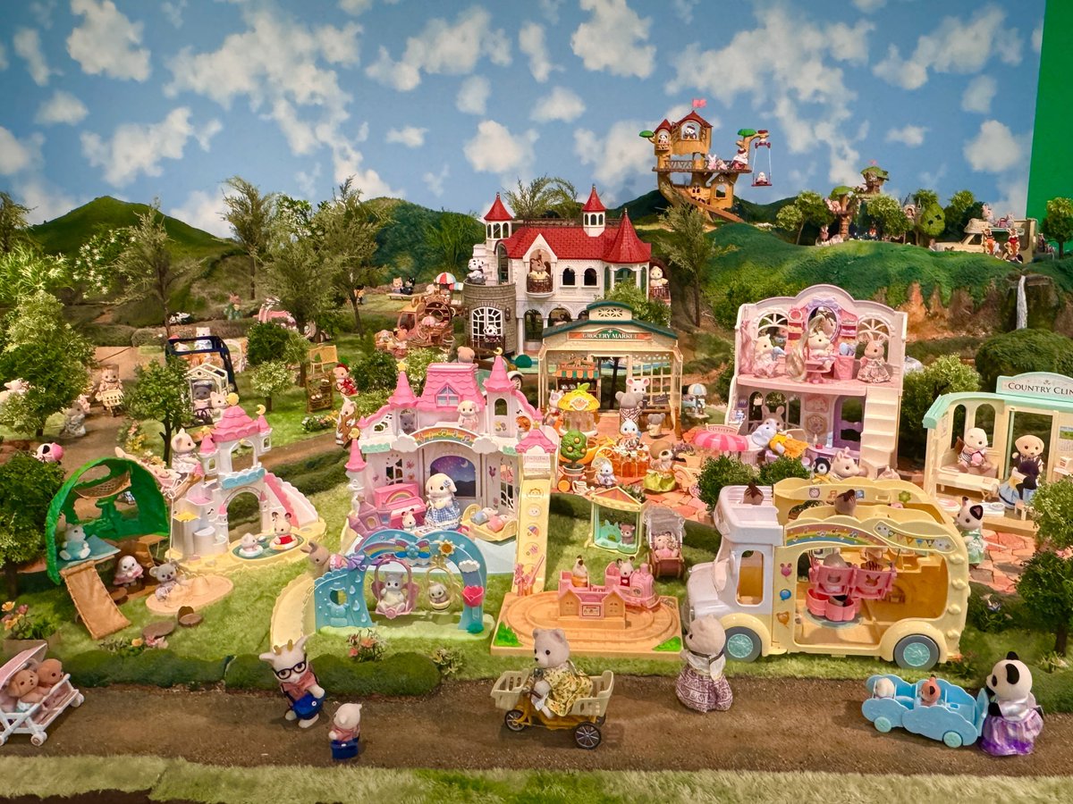 #シルバニアファミリー展

可愛すぎて久しぶりに #シルバニア に
沼りました😹♡

40周年記念の展示ということで
歴代ファミリーやジオラマがずらーっと並んでて
シルバニア村の世界に入り込めました🏡✨

大人になって自分のお金で買えるようになっちゃったの本当に危険…笑