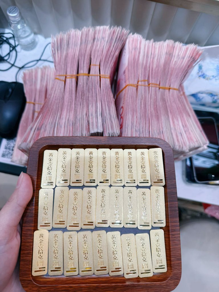 今日看了一个新闻，大妈大爷都在横扫黄金，追高黄金，原因是他们说黄金马上涨到1500一克，按照1500一克那对应的国际金是8000美元，8000美元 ，我的天，那我买一手估计都能赚300万😄