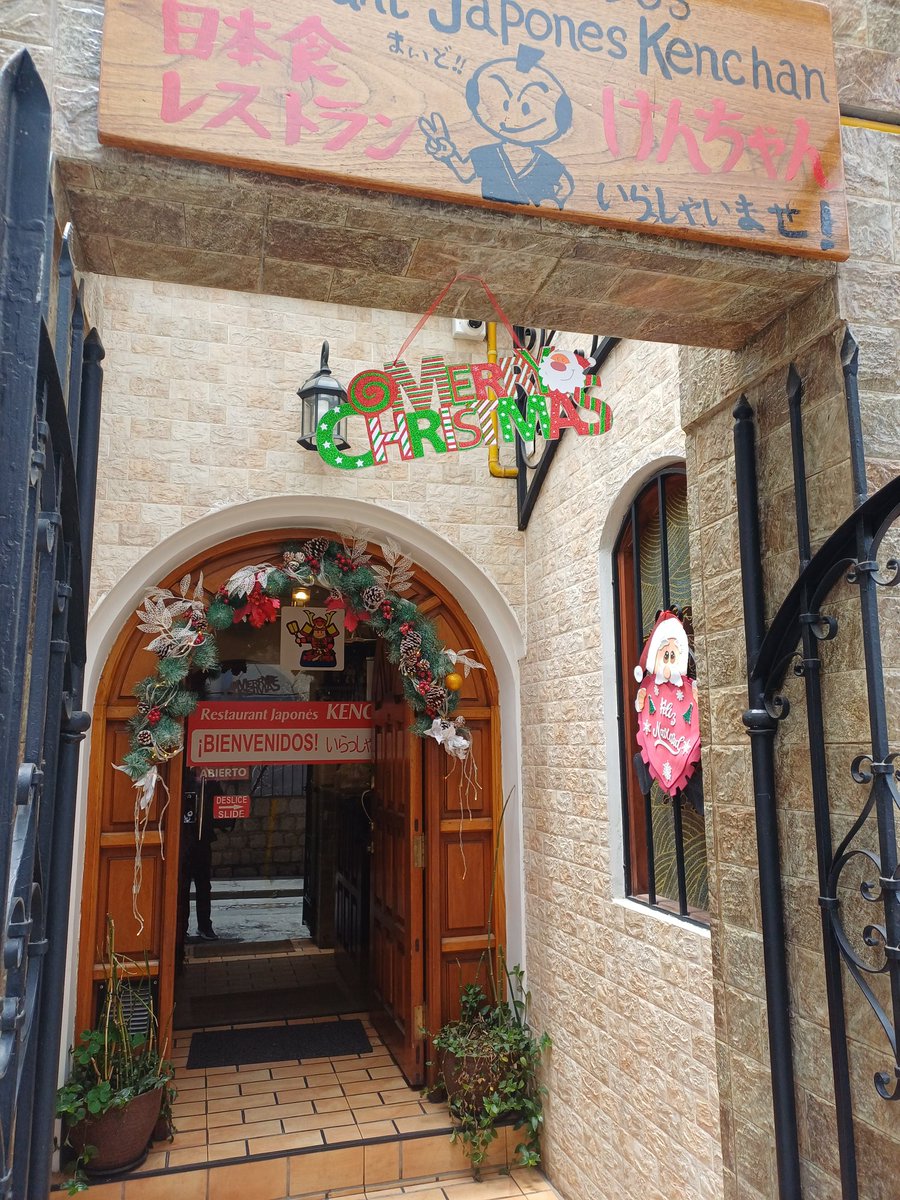 restkenchan's tweet photo. ラパスのレストランけんちゃん、クリスマスの飾り付けでお客さまをお迎えします https://t.co/gazAaaiZ6C