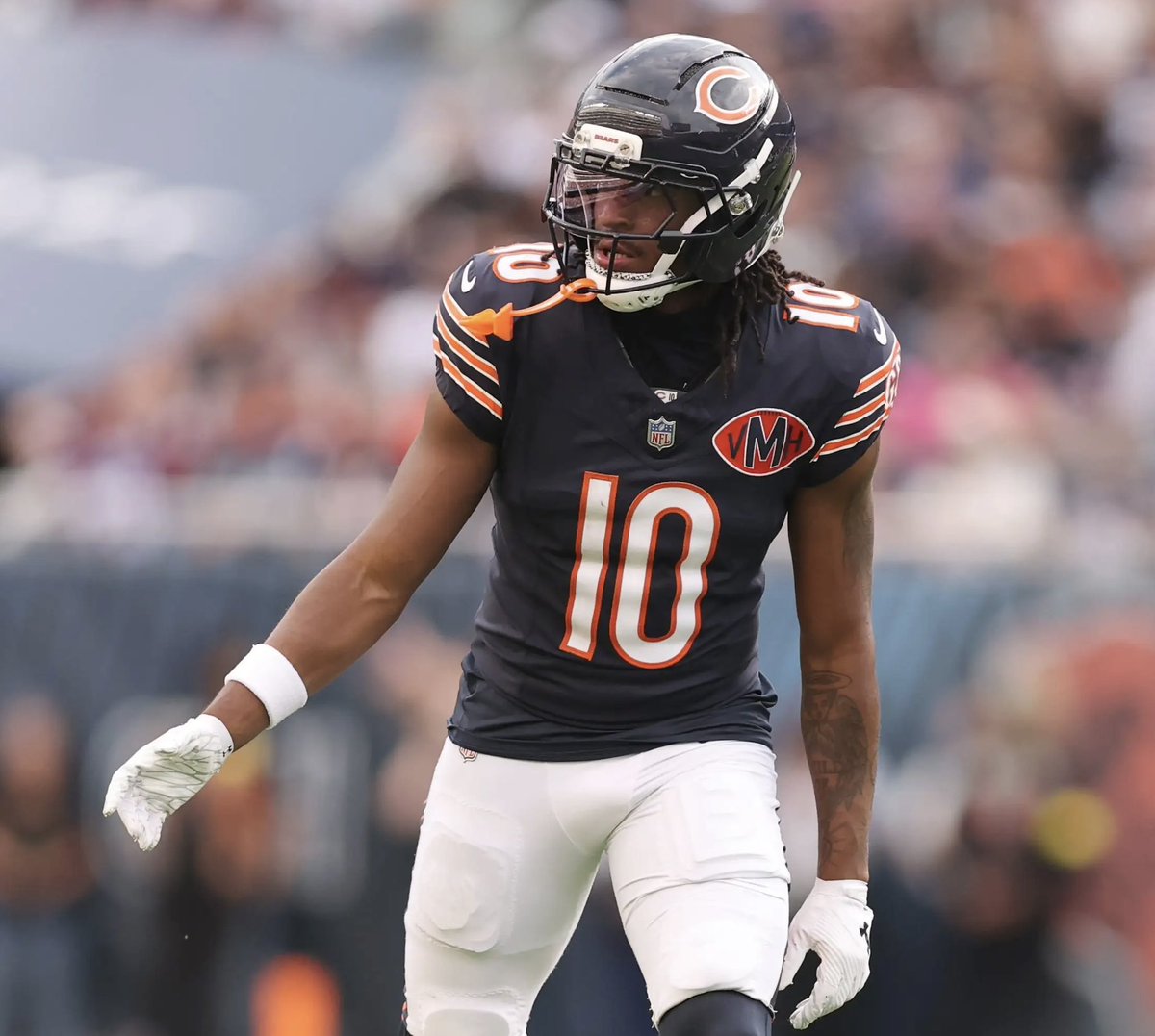 CSleeve16374's tweet image. GIVEAWAY ALERT!!! !🐻

We have been busy-

10k followers, win over eagles, 9-3…..
Shirtless Ben, packers week!!!

So…I’m back teaming up with our guy @rrkinney24 to do something crazy!

If the #bears beat the packers this week, we want to giveaway a SIGNED LUTHER BURDEN…