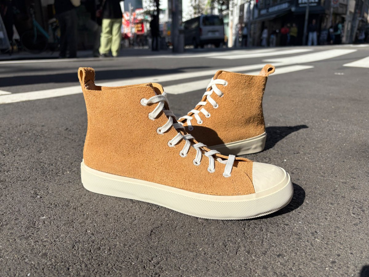 こんにちは☀️
TOPtoTOP アメ村店です！

⚫︎hide-base  projoct  /  Origin Hi-cut
姫路レザーを使用し、経年変化を楽しむ靴
シューホールには菊穴ミシンで細かい箇所も
こだわりが詰まってます！

【代引き発送も承ります！】
DM・コメントでお問合せくださいませ！
#アメ村 #スニーカー #ちょんまげ