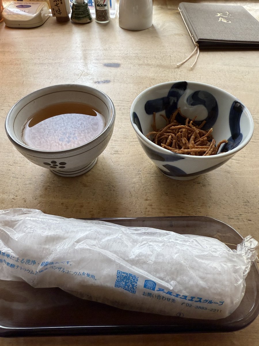 やばい、お昼から絶品すぎた…

北海道産の真鱈の白子を使った新宿・大庵さんの温かい蕎麦。

＿人人人人人＿
＞ 白子蕎麦＜
￣Y^Y^Y^Y￣

めちゃくちゃ濃厚でクリーミー！

私は具材をそれぞれで食べる嗜好の人なのだけど、これはお蕎麦と絡めて、より真価を発揮する逸品でした…

溜め息しかない…